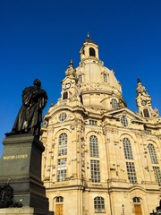 Fototapeta na wymiar Martin Luther mit der Dresdner Frauenkirche