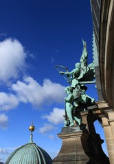 Engelgruppe an der Berliner Domkuppel © holger.l.berlin