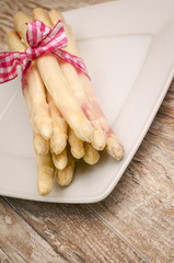 Weißer Spargel mit Schleife