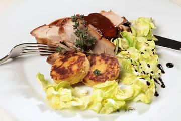Schweinbraten mit Kartoffelplätzchen und Salat