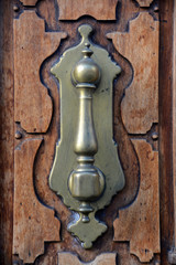 Obraz premium tirador de metal en una puerta de madera