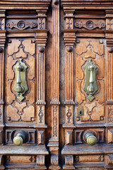 puerta de madera artesanal