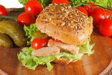 Körnerbrötchen mit gebratenem Hühnerfleisch