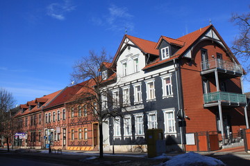 Obraz premium Breite Straße mit histor. Postamt in Hasselfelde/ Harz
