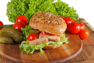 Körnerbrötchen mit gebratenem Hühnerfleisch