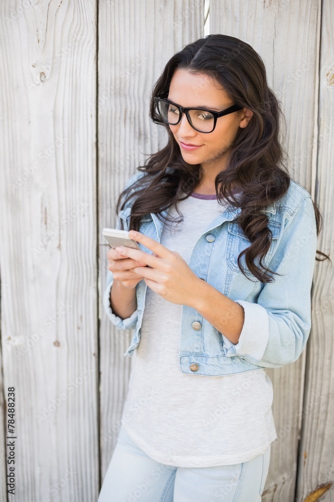 Poster pretty hipster sending a text