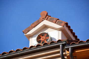 ventilador de aire acondicionado en una tejado