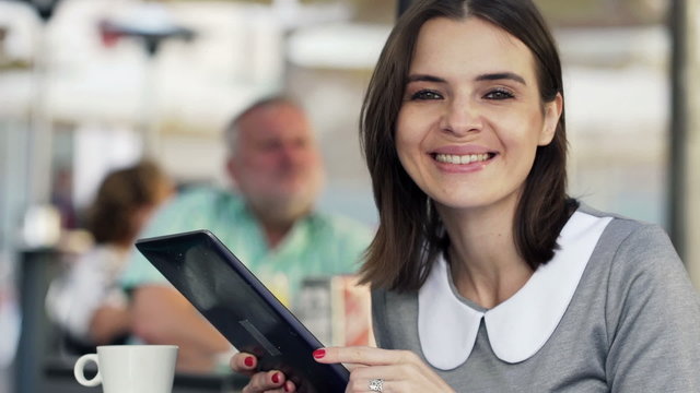 Portrait of happy, young businesswoman with tablet computer