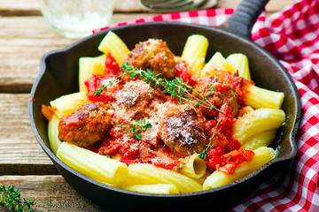 meat balls in tomato sauce wirh pasta.