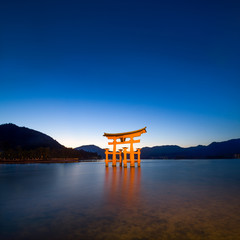 Miyajima Japan mit rotem Torii des Itsukushima Schreins