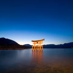 Rucksack Miyajima Japan mit rotem Torii des Itsukushima Schreins © eyetronic