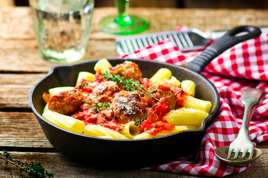 meat balls in tomato sauce wirh pasta.