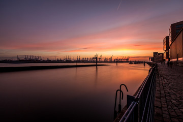 Fototapeta na wymiar Hamburger Hafen an Abend
