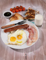 BREAKFAST WITH EGGS AND BACON