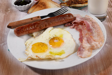 BREAKFAST WITH EGGS AND BACON