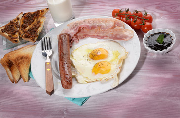 BREAKFAST WITH EGGS AND BACON