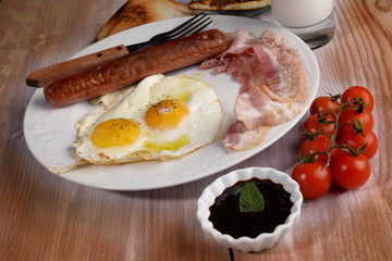 BREAKFAST WITH EGGS AND BACON