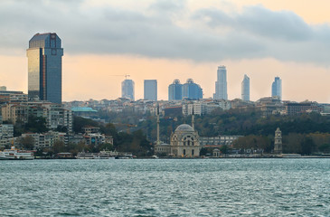 Fototapeta premium Istanbul skyline at evening