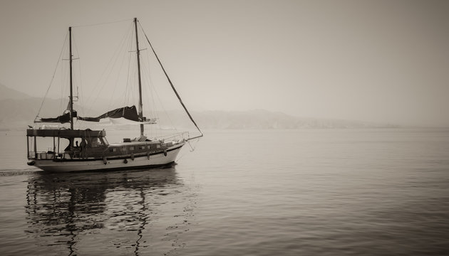 Photo tourist yachts set sail from Eilat