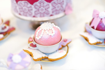 Obraz na płótnie Canvas Delicious colorful wedding cupcakes