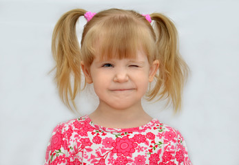 девочка на белом фоне