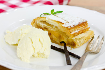 Apfelstrudel mit Vanilleeis