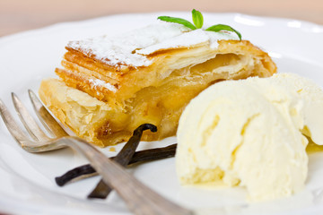 Apfelstrudel mit Vanilleeis
