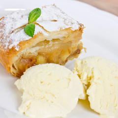 Apfelstrudel mit Vanilleeis