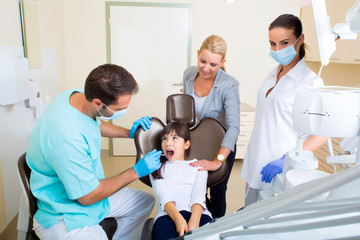 Obraz premium Kleines Mädchen mit ihrer Mutter beim Zahnarzt