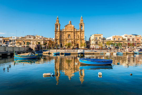 &Eacute;glise paroissiale de Msida Marina en face du petit port, sur l'&icirc;le de Malte
