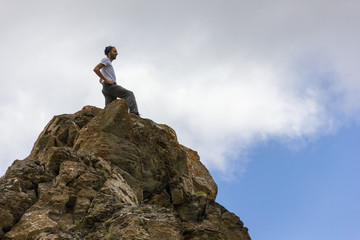 Ragazzo in cima alla montagna