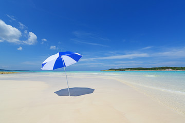 Fototapeta na wymiar 南国沖縄の美しいビーチと夏空