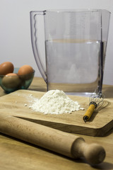 farina uova tagliere mattarello acqua per impasto