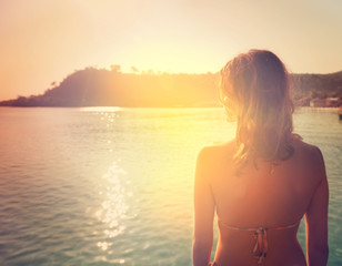 Fototapeta premium silhouette of a girl on a background of a sunset over the sea