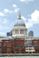 Fototapeta na wymiar St. Paul cathedral in London and blue sky