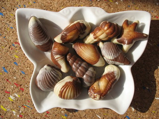 Шоколадные конфеты в виде морских ракушек