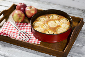 Backform mit Apfelkuchen auf Tablett