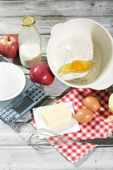 Backen: Äpfel, Butter, Eier, Mehl, Milch, Zucker