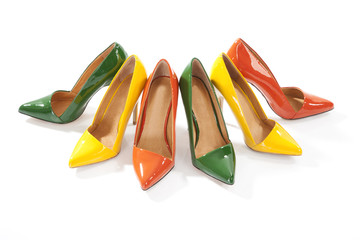Bunte Damenschuhe vor weißem Hintergrund