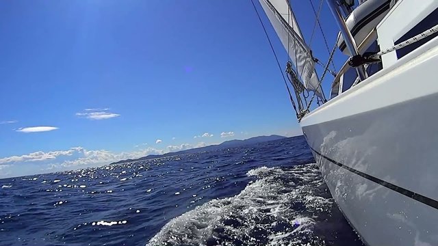 Segeljacht mit Bugwelle