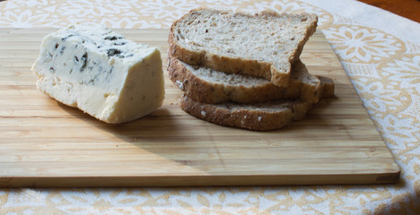 Cheese roquefor and wholegrain bread