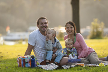 Deutschland, Leutesdorf, Familie beim Picknick