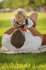 Deutschland, Leutesdorf, Vater hebt seine Tocher hoch, Picknick