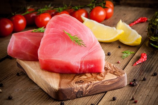 Raw tuna fillet with dill, lemon and cherry tomatoes