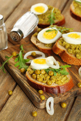 Sandwiches with green peas paste and boiled egg with onion