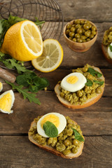 Sandwiches with green peas paste and boiled egg