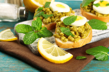 Sandwiches with green peas paste and boiled egg