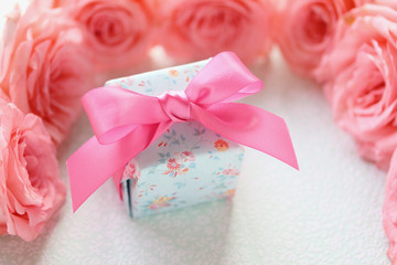 プレゼントとバラ