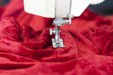 Naehmaschine mit Textilien
