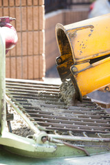  	住宅建設　ミキサー車からポンプ車への生コンの注入